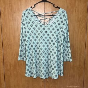 Sweet Tea’s by Pink Rose Medium 1/2 sleeve shirt. Ties up back. Light mint